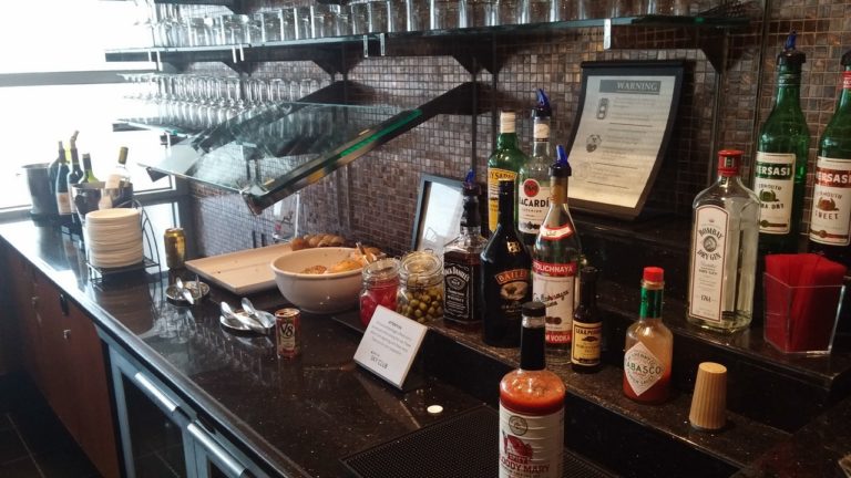 Delta Sky Club Minneapolis: Serve Yourself