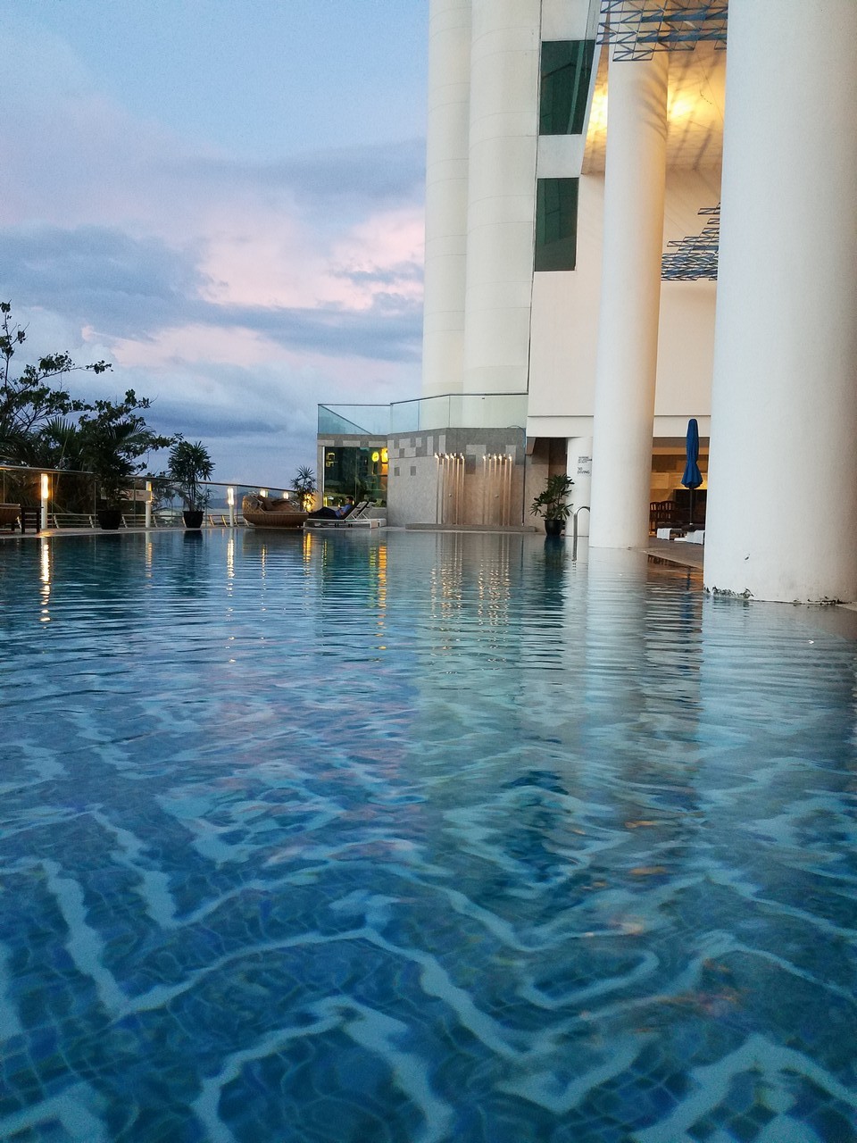 What's a vacation without switching hotels every day? Looking to requalify for Hyatt Diamond, I switched to Le Meridien for one night and am glad that I did.