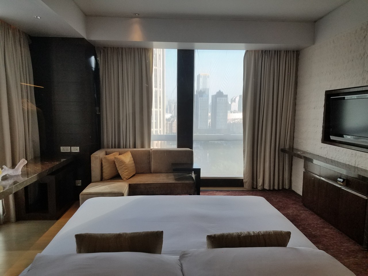 Welcome to the Grand Hyatt Guangzhou, an impressive hotel with great customer service, a beautiful room, and an overwhelming breakfast. But for my stay at the Park Hyatt Guangzhou, I would recommend making this your home when you visit Guangzhou.