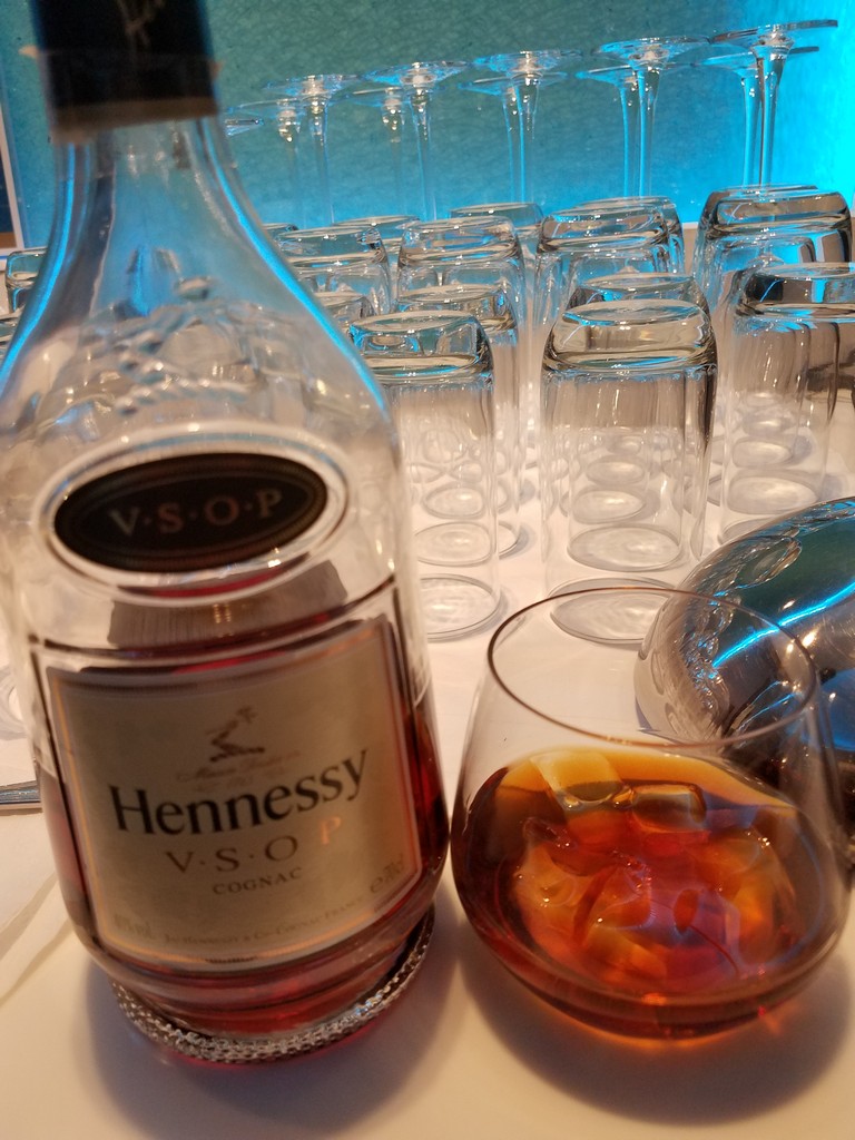 Recall 2pac’s lyrics where he boasts about riding on his enemies, drinking Hennessy, and eating hummus. That was my experience at the smartly appointed Oman Air Lounge Bangkok. 