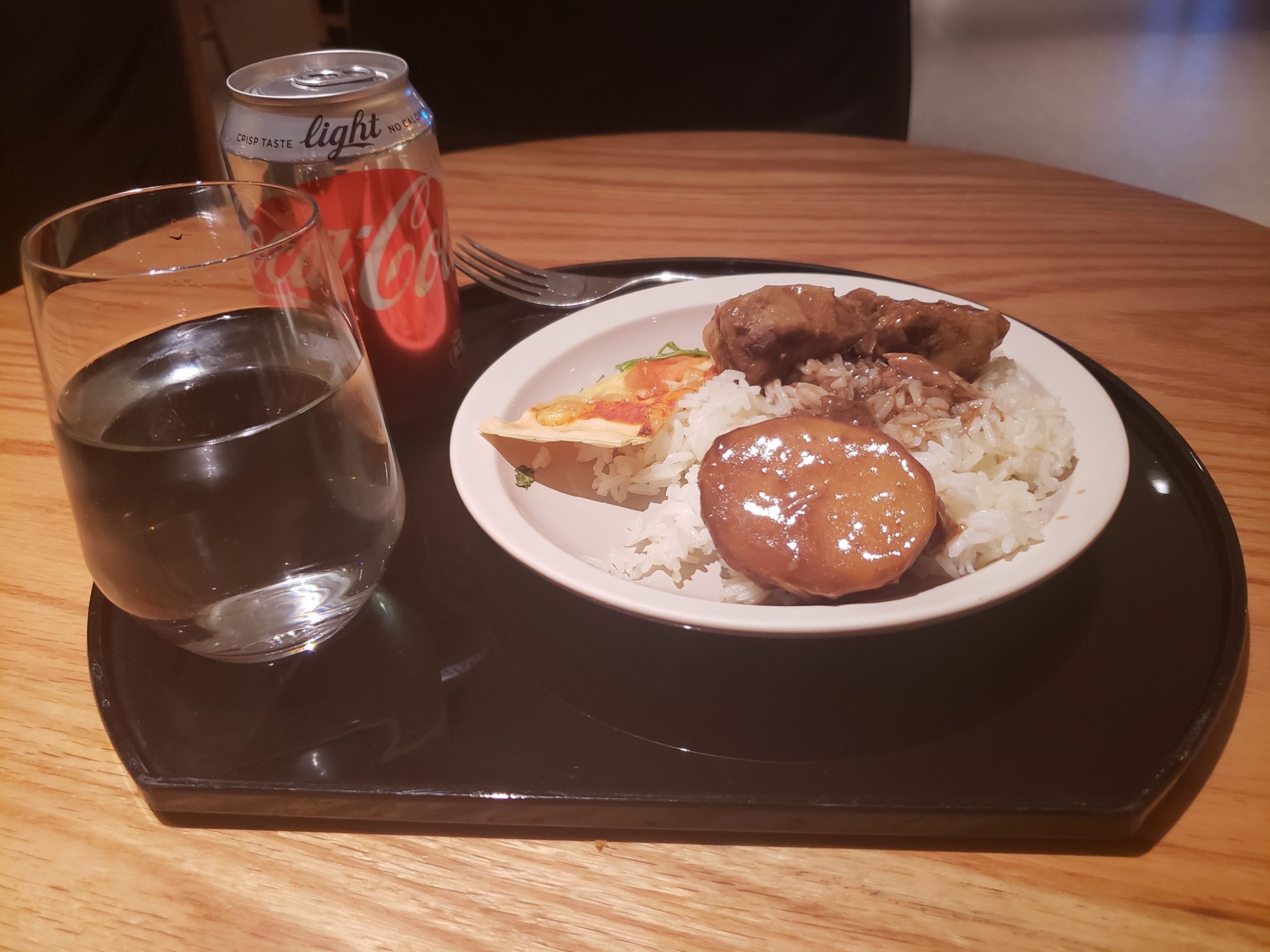 a plate of food and a drink on a tray