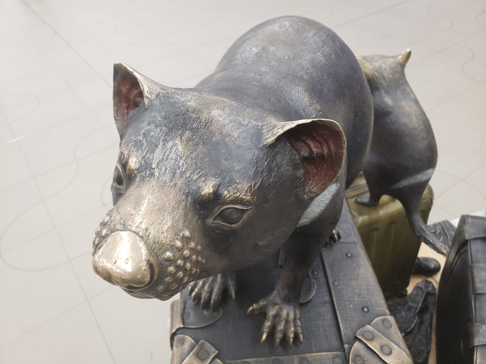 a statue of a rat