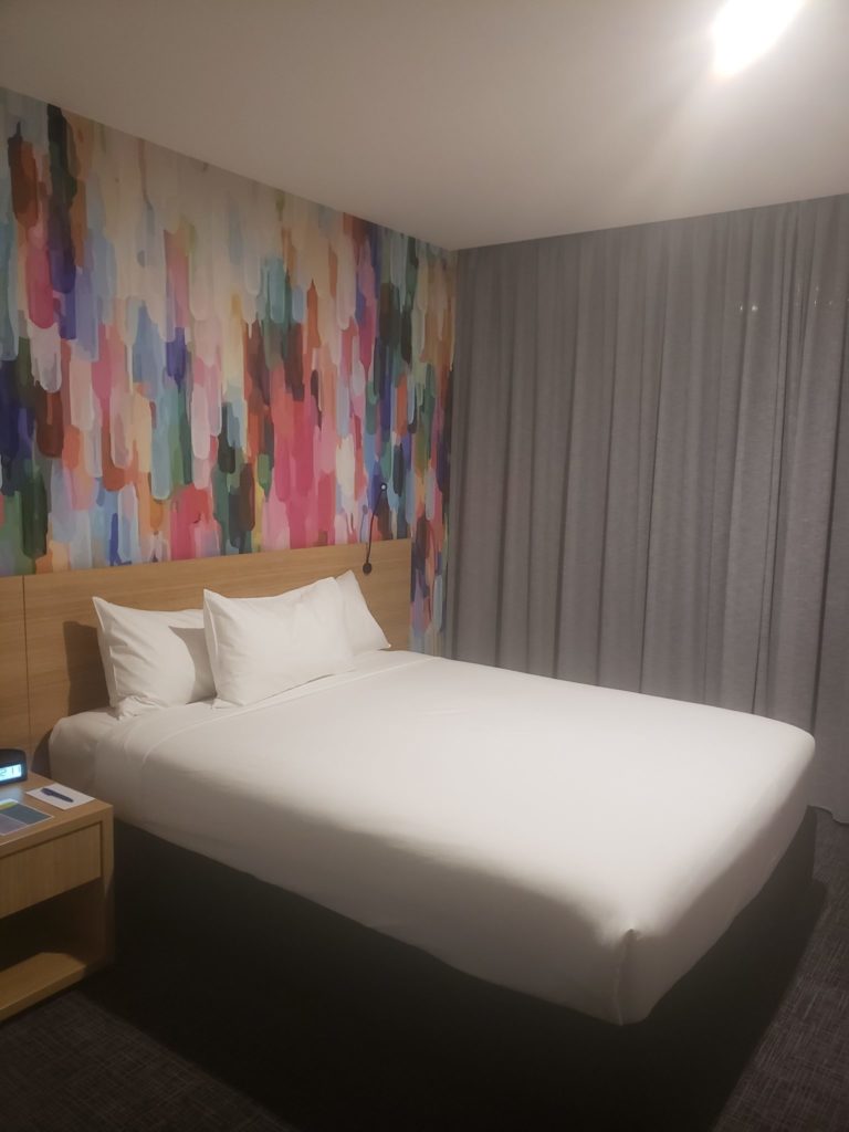 ibis Hobart: Aloft Decor, Sheraton Prices