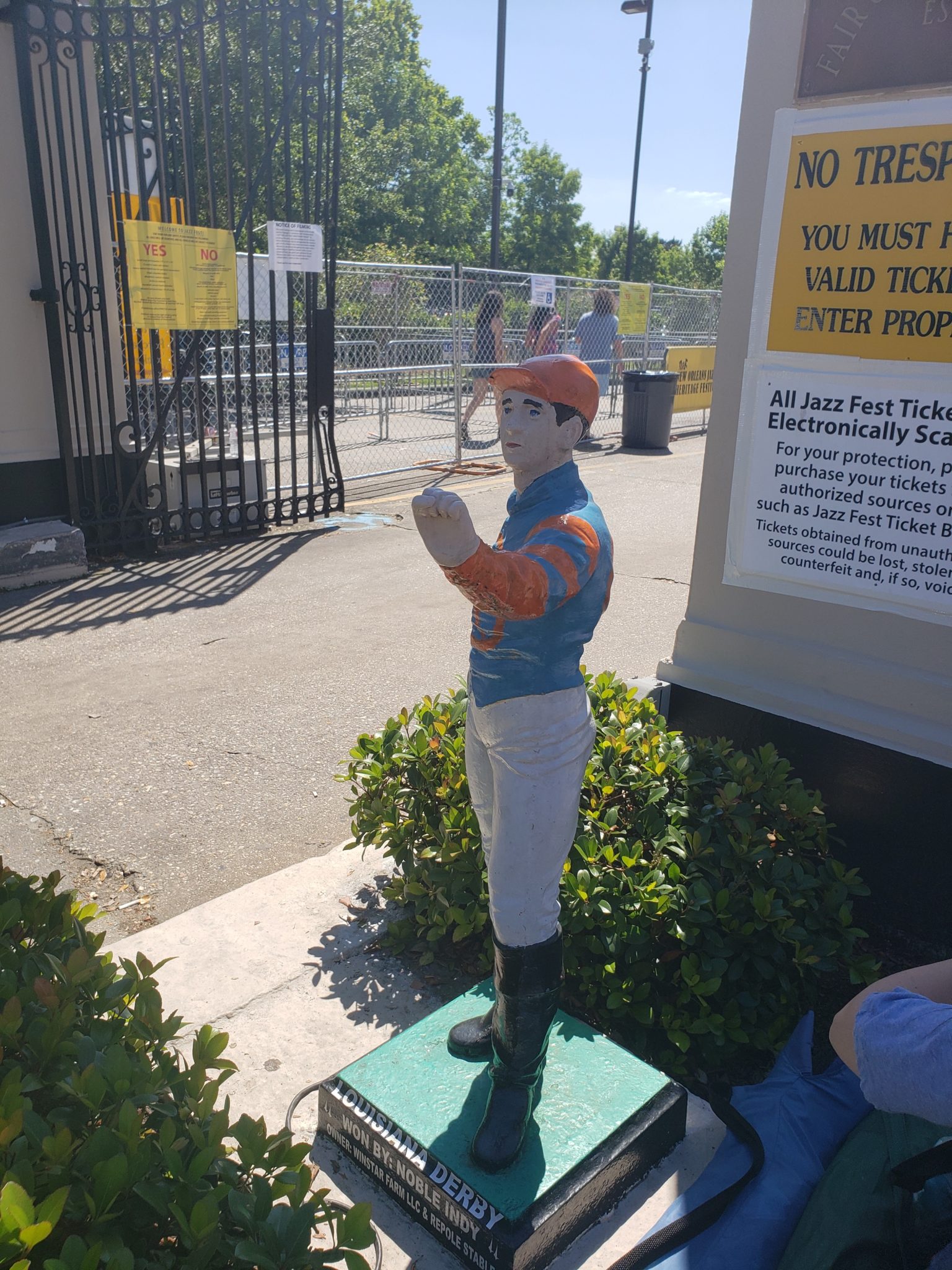 a statue of a baseball player