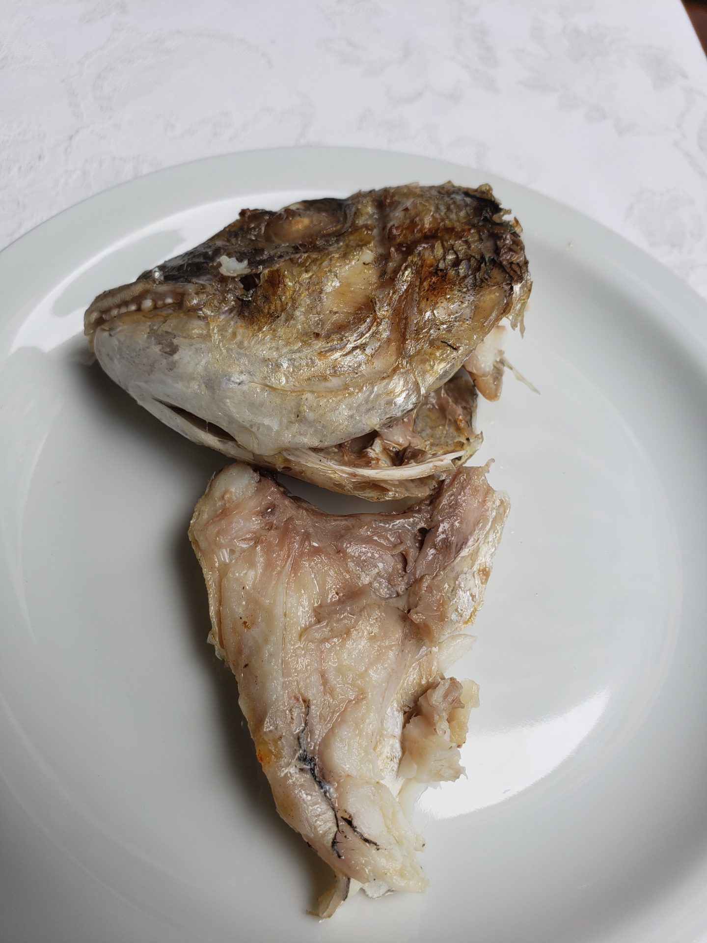 a fish head on a plate
