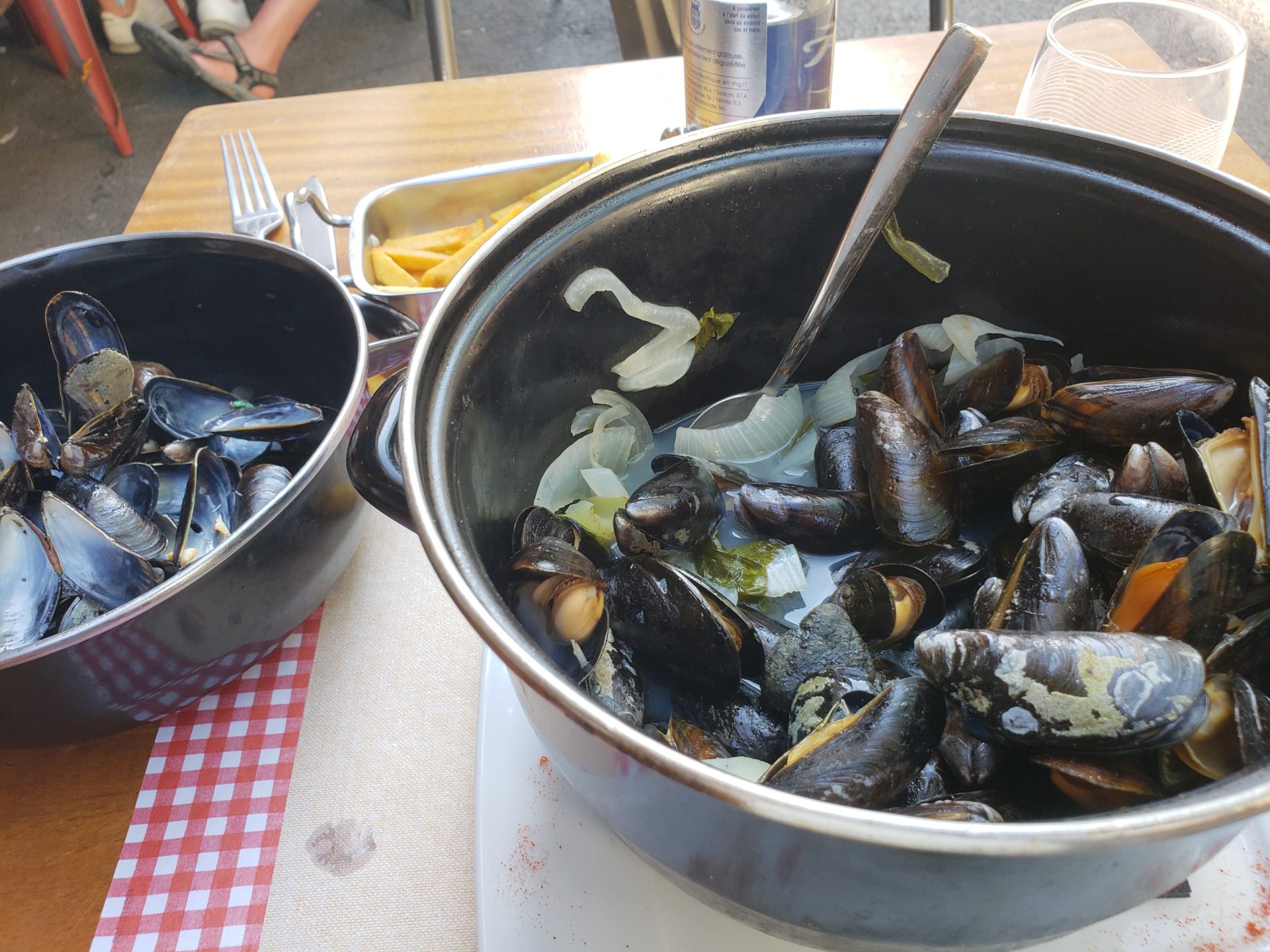 a bowl of mussels and onions