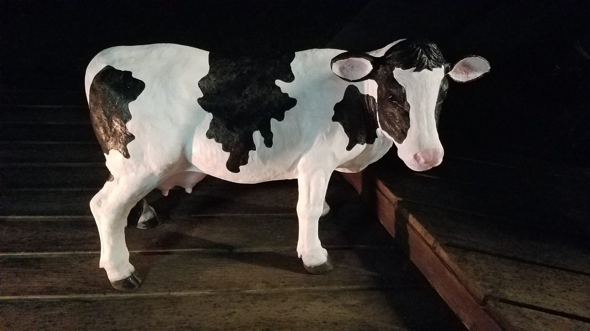 a statue of a cow