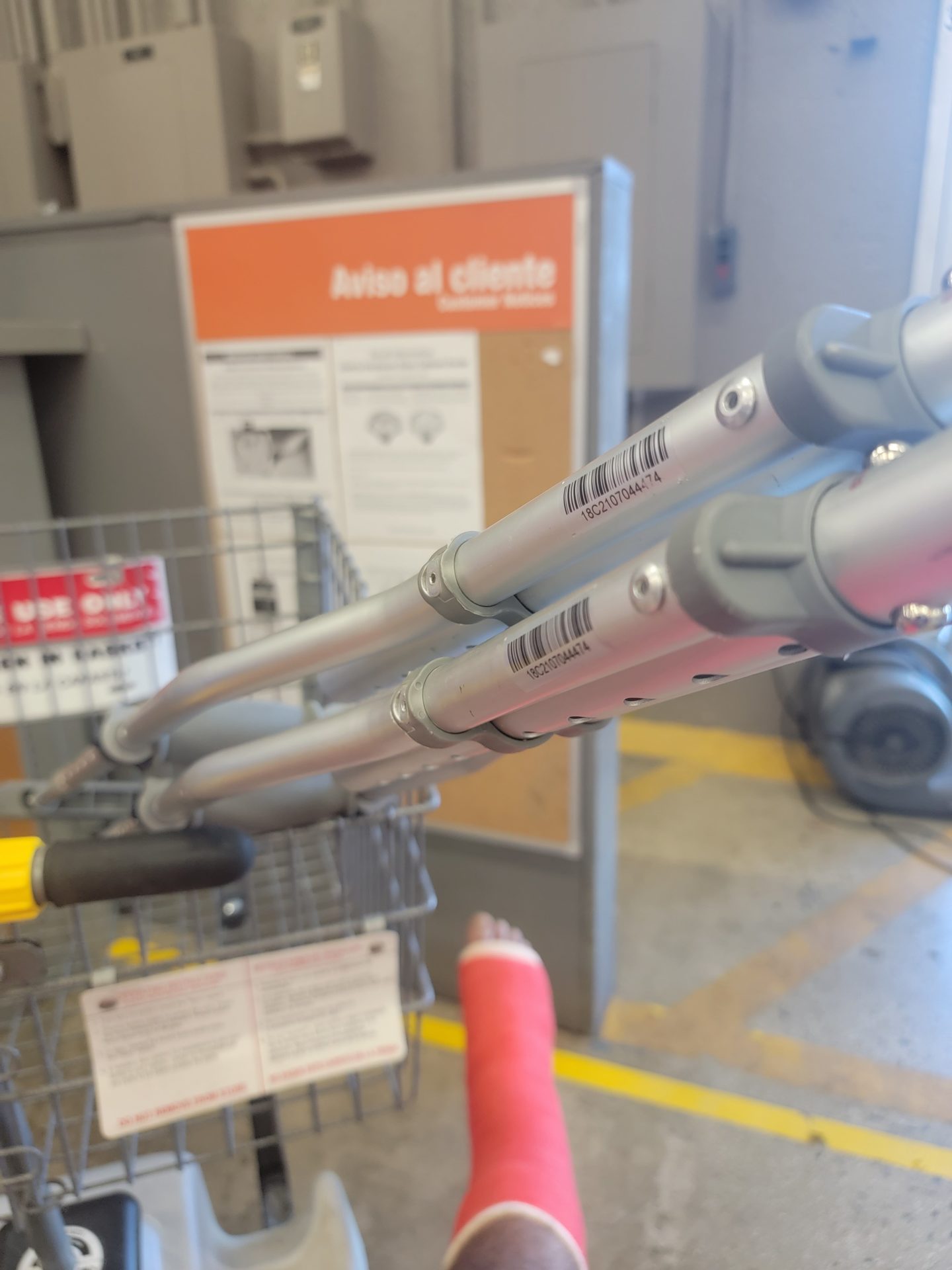 a metal pipes on a shopping cart