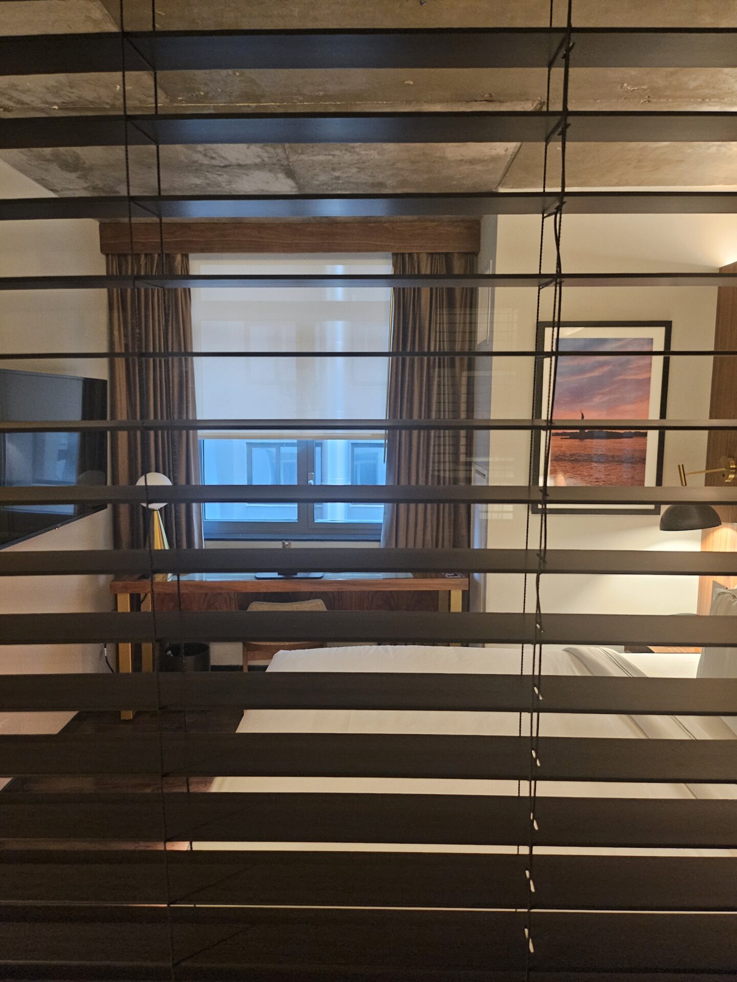a window blinds in a room