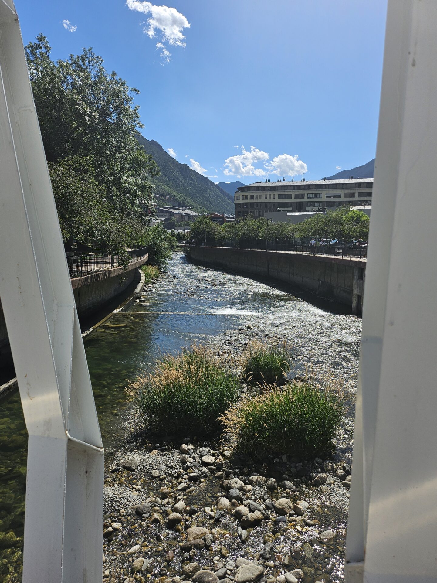 a river running through a bridge