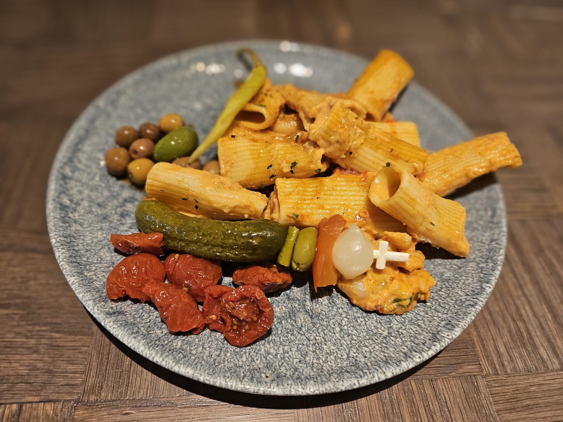 a plate of pasta and vegetables