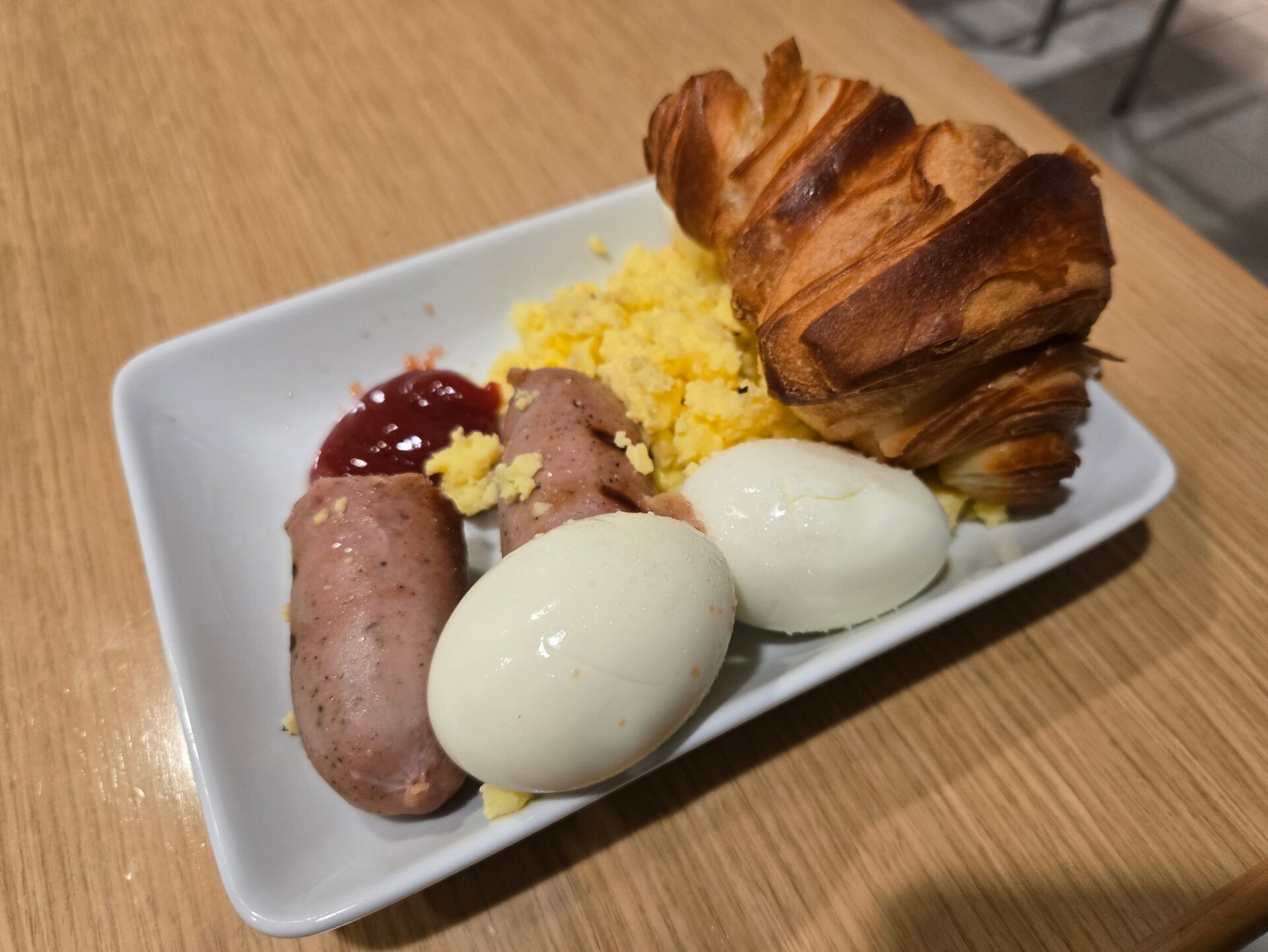 a plate of breakfast food